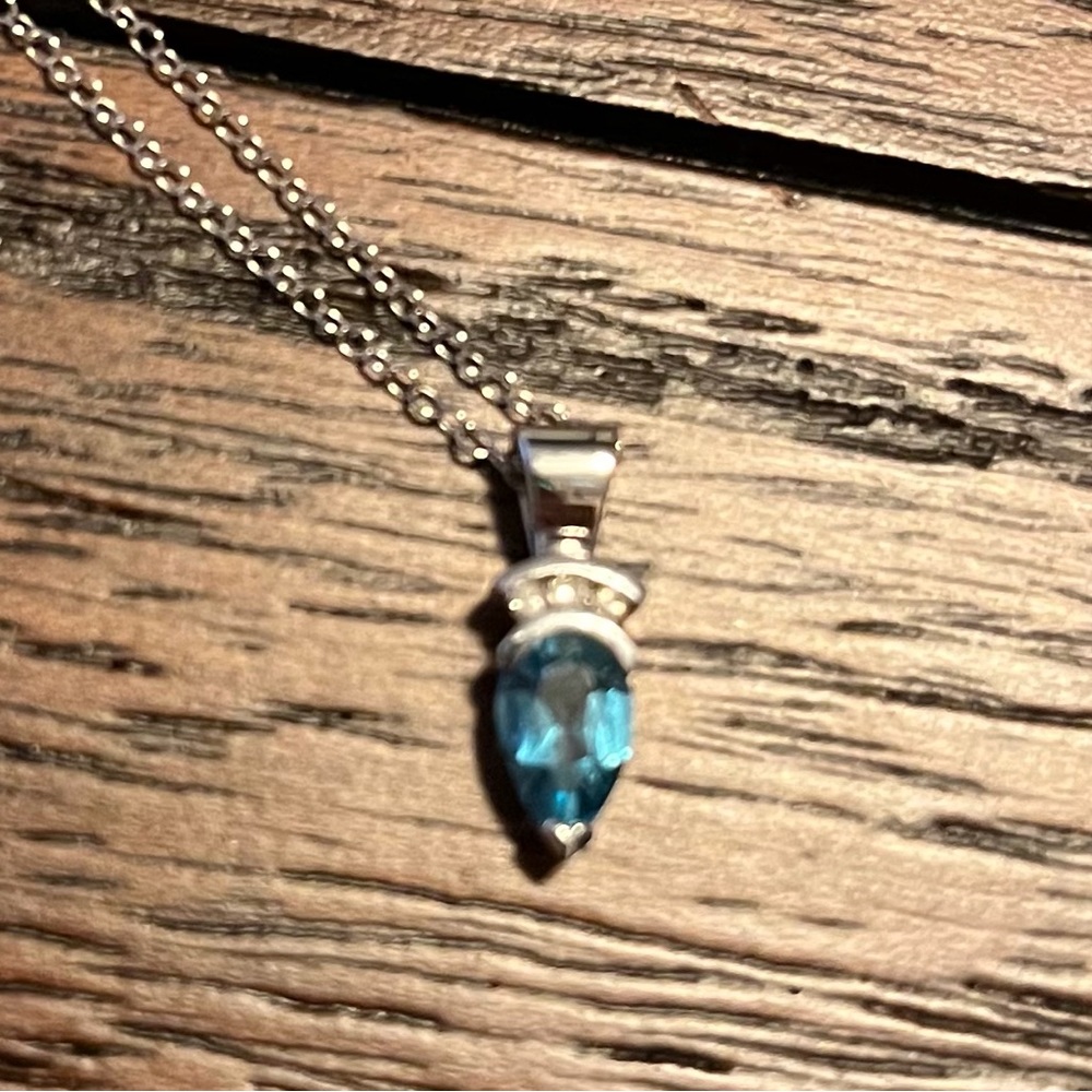 Light Blue Gemstone Pendant and Silver Chain Teardrop-Shaped Crown Aquamarine?